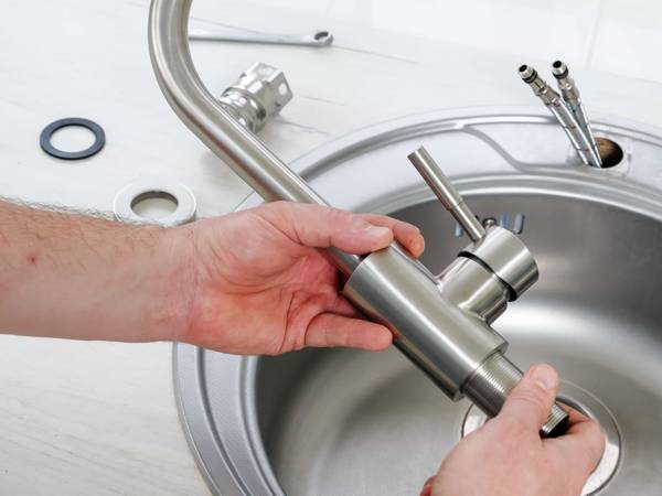Gásfiter reparando una grifería en Vitacura